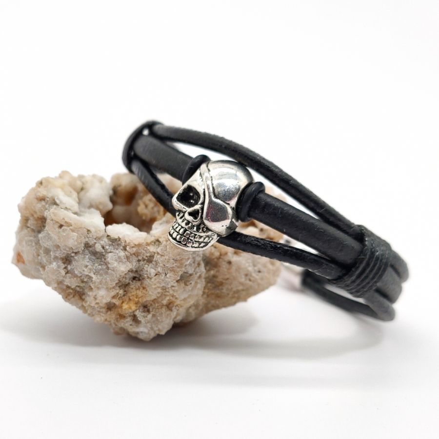 Bracelete de crânio e ossos cruzados em cordas de couro preto