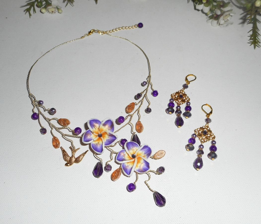 Colar arejado com flores de hibisco e pérolas de cristal púrpura
