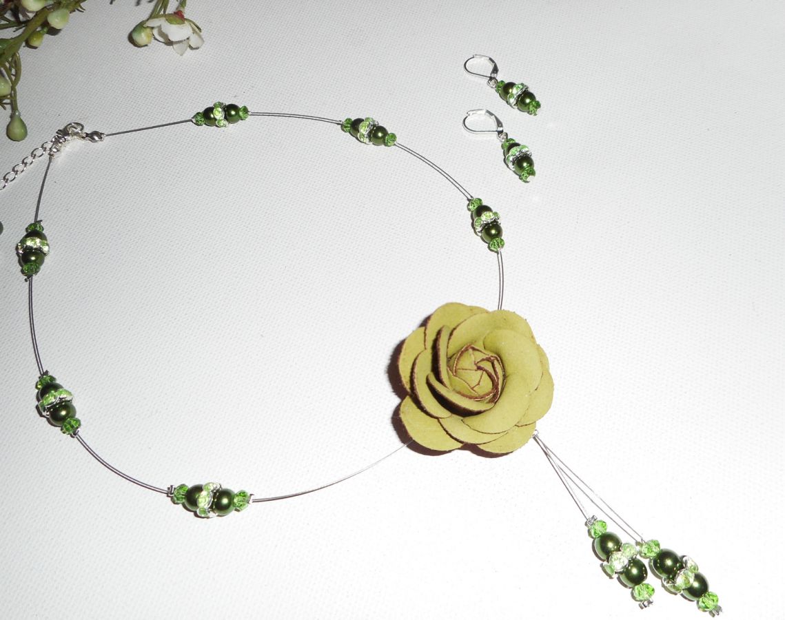Conjunto de colar com pérolas de vidro verde pérola e cabo de cristal com rosa de couro
