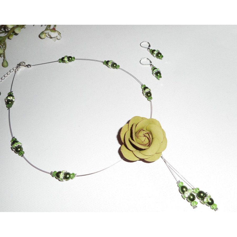 Conjunto de colar com pérolas de vidro verde pérola e cabo de cristal com rosa de couro