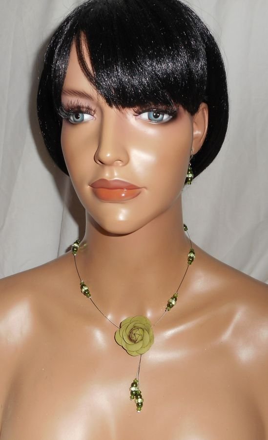 Conjunto de colar com pérolas de vidro verde pérola e cabo de cristal com rosa de couro
