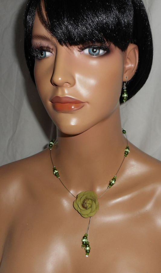 Conjunto de colar com pérolas de vidro verde pérola e cabo de cristal com rosa de couro