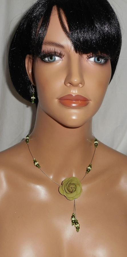 Conjunto de colar com pérolas de vidro verde pérola e cabo de cristal com rosa de couro