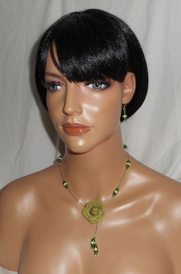 Conjunto de colar com pérolas de vidro verde pérola e cabo de cristal com rosa de couro