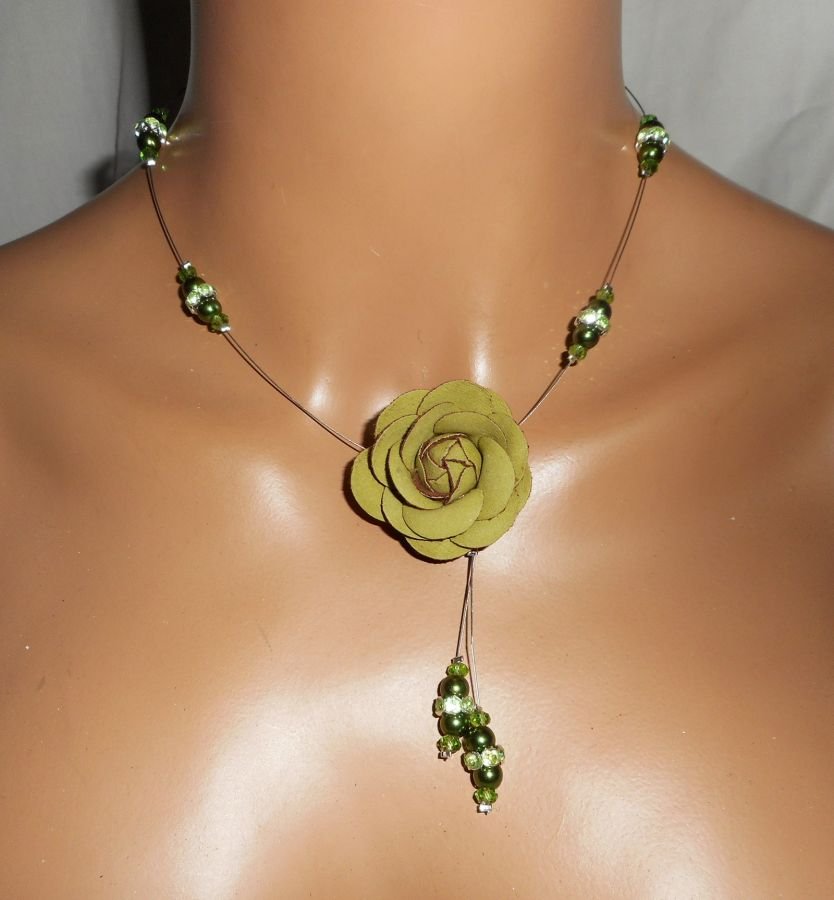 Conjunto de colar com pérolas de vidro verde pérola e cabo de cristal com rosa de couro