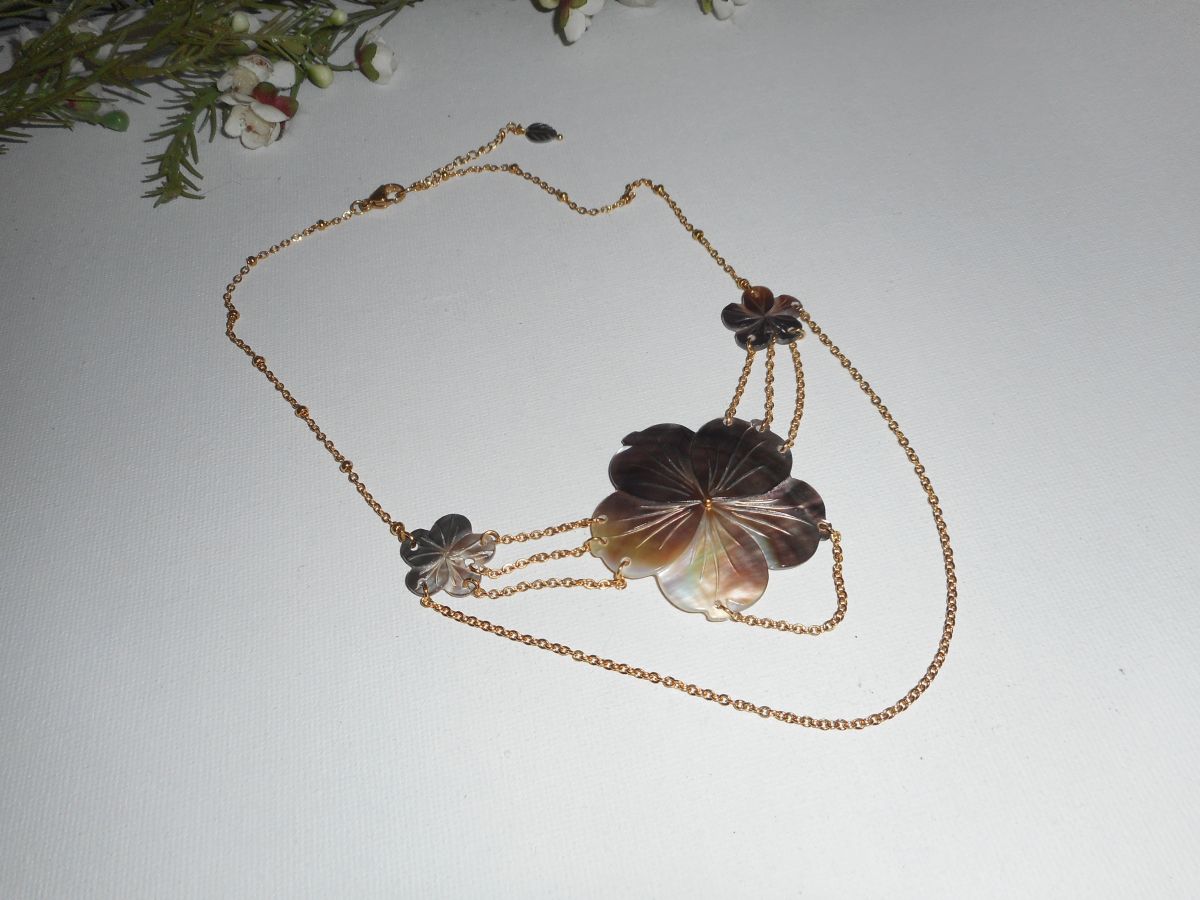 Colar de flores mãe de pérolas com corrente dourada