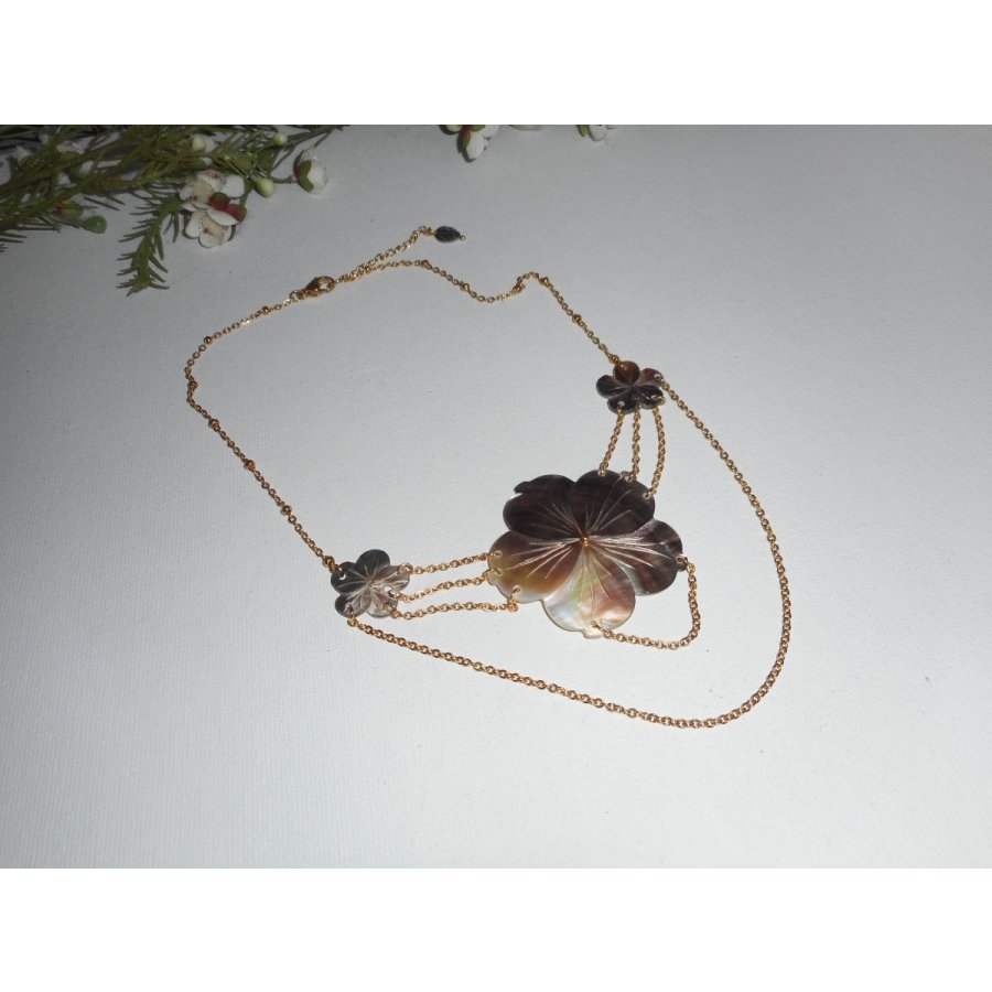 Colar de flores mãe de pérolas com corrente dourada