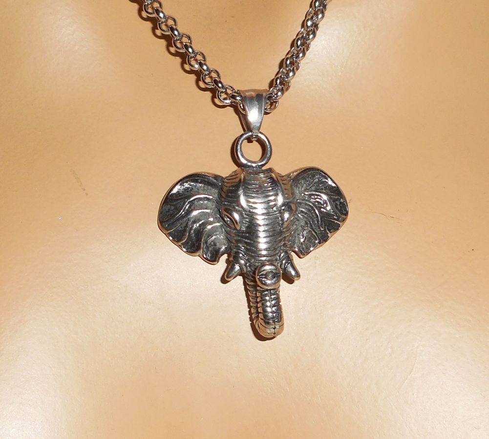 Colar de elefante sobre corrente de aço inoxidável