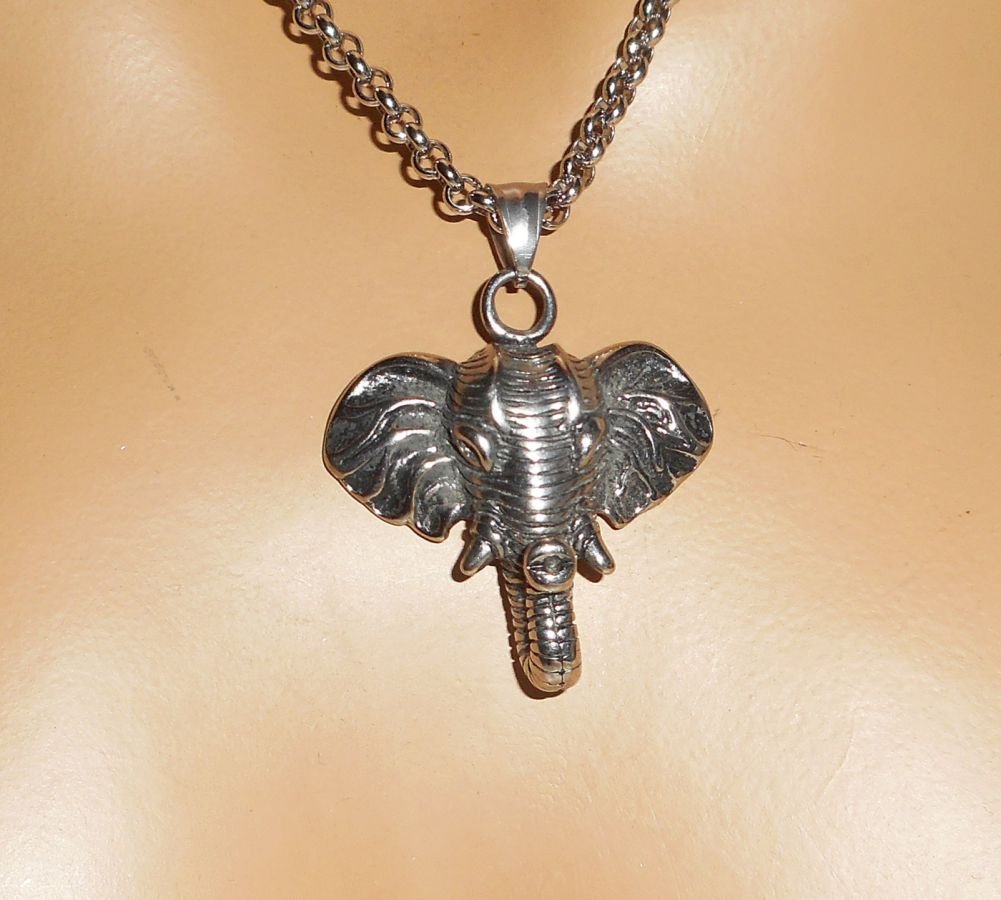 Colar de elefante sobre corrente de aço inoxidável