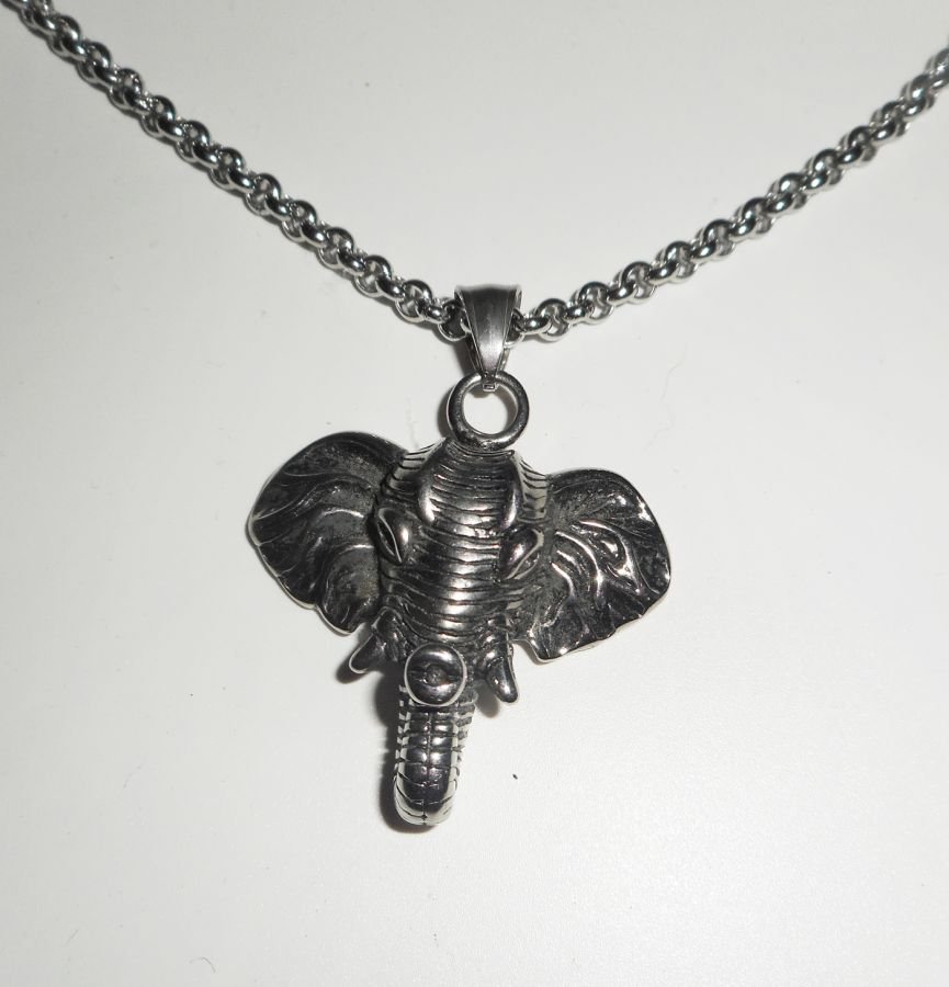 Colar de elefante sobre corrente de aço inoxidável