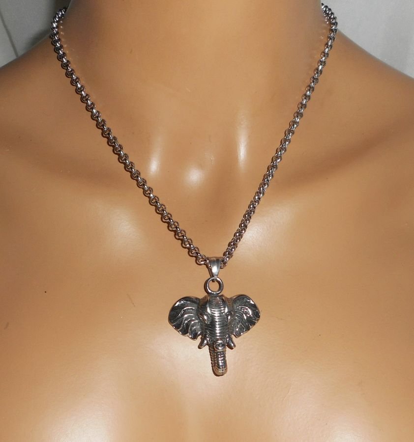 Colar de elefante sobre corrente de aço inoxidável