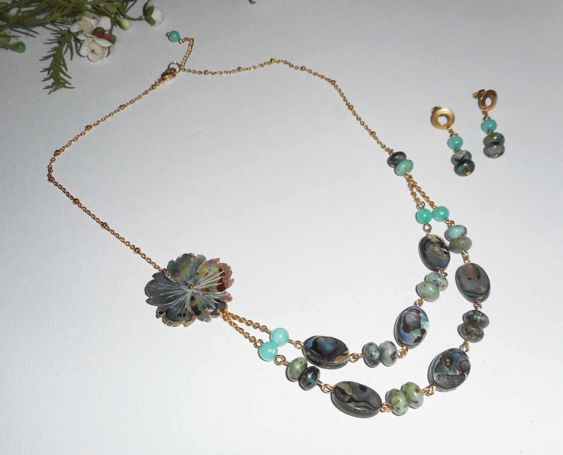 Conjunto de colar com pedras de jaspe verde com flores e pucks abalone de fila dupla