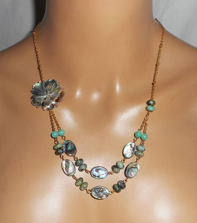 Conjunto de colar com pedras de jaspe verde com flores e pucks abalone de fila dupla