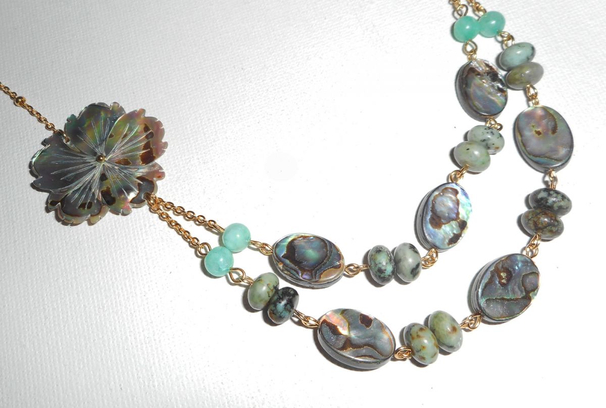 Conjunto de colar com pedras de jaspe verde com flores e pucks abalone de fila dupla