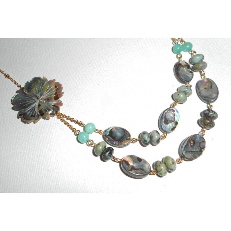 Conjunto de colar com pedras de jaspe verde com flores e pucks abalone de fila dupla