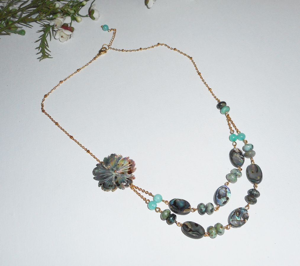 Conjunto de colar com pedras de jaspe verde com flores e pucks abalone de fila dupla