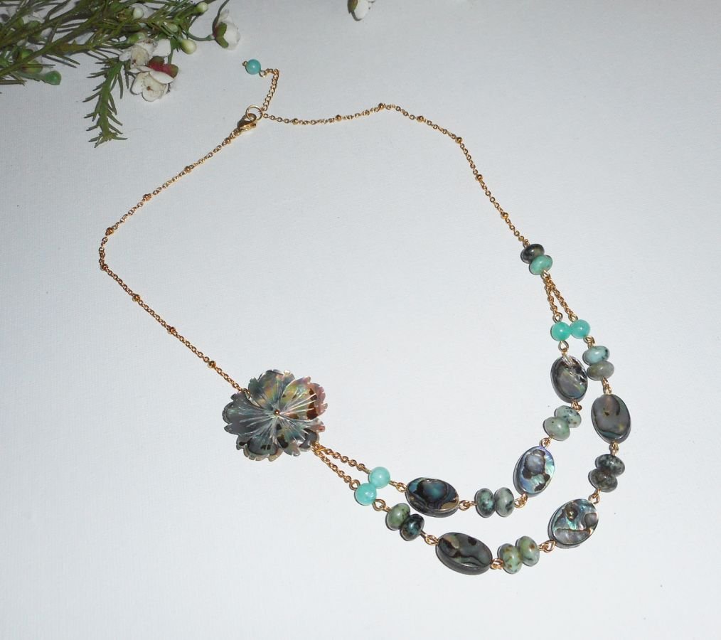 Conjunto de colar com pedras de jaspe verde com flores e pucks abalone de fila dupla