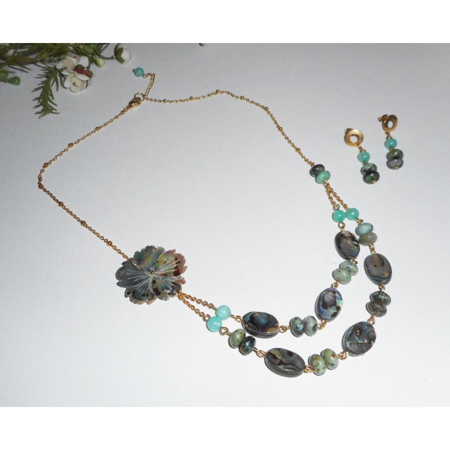 Conjunto de colar com pedras de jaspe verde com flores e pucks abalone de fila dupla