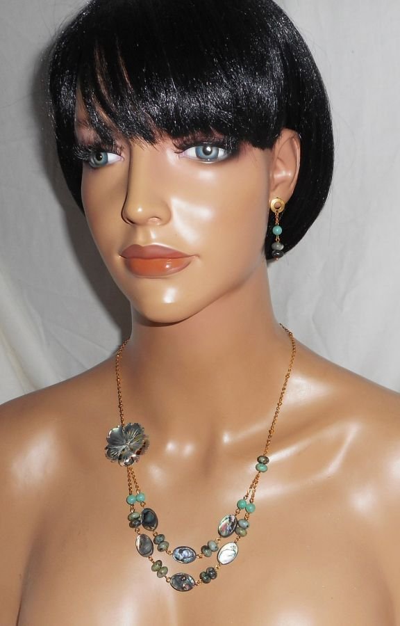 Conjunto de colar com pedras de jaspe verde com flores e pucks abalone de fila dupla