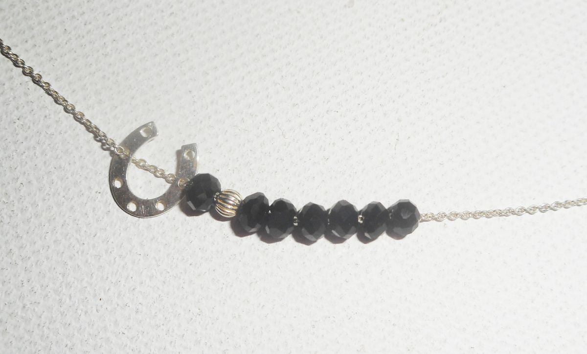 925 colar de gargantilha de prata com pequenas ferraduras e contas de cristal preto