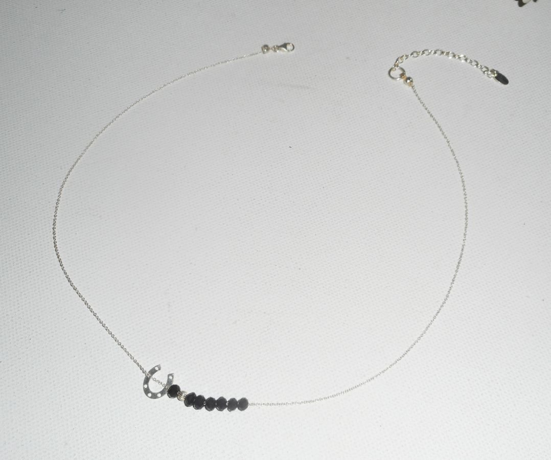 925 colar de gargantilha de prata com pequenas ferraduras e contas de cristal preto