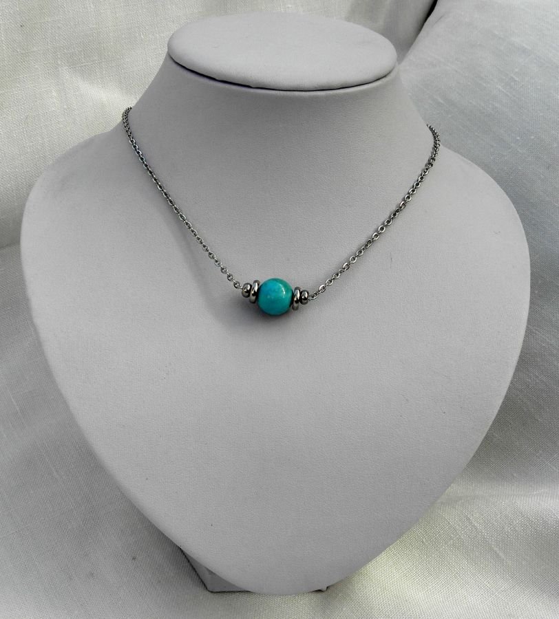 Colar Solitaire com pedra amazonite azul e contas de aço inoxidável