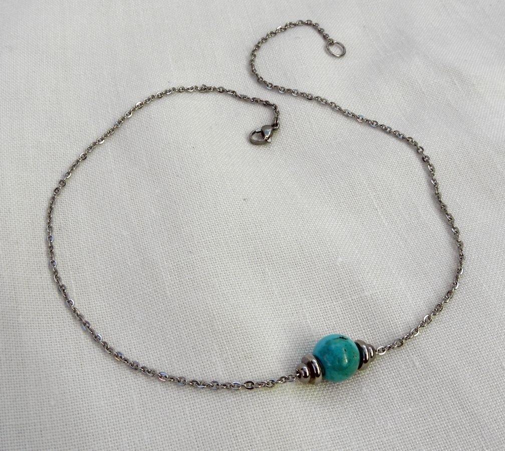 Colar Solitaire com pedra amazonite azul e contas de aço inoxidável
