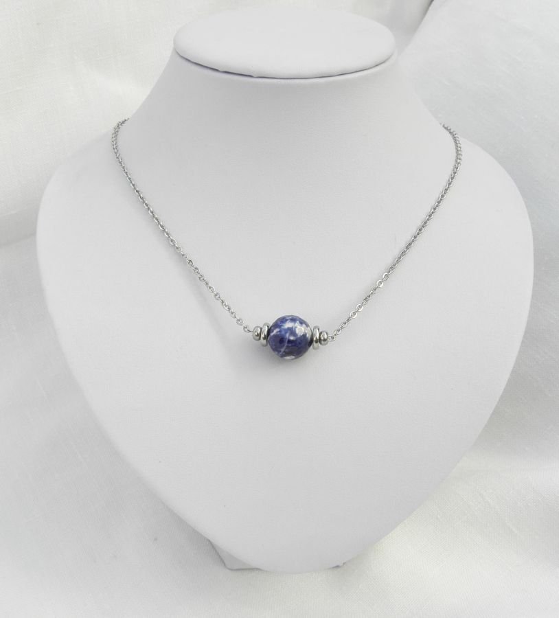 Colar Solitaire com pedra sodalita redonda azul e contas de aço inoxidável