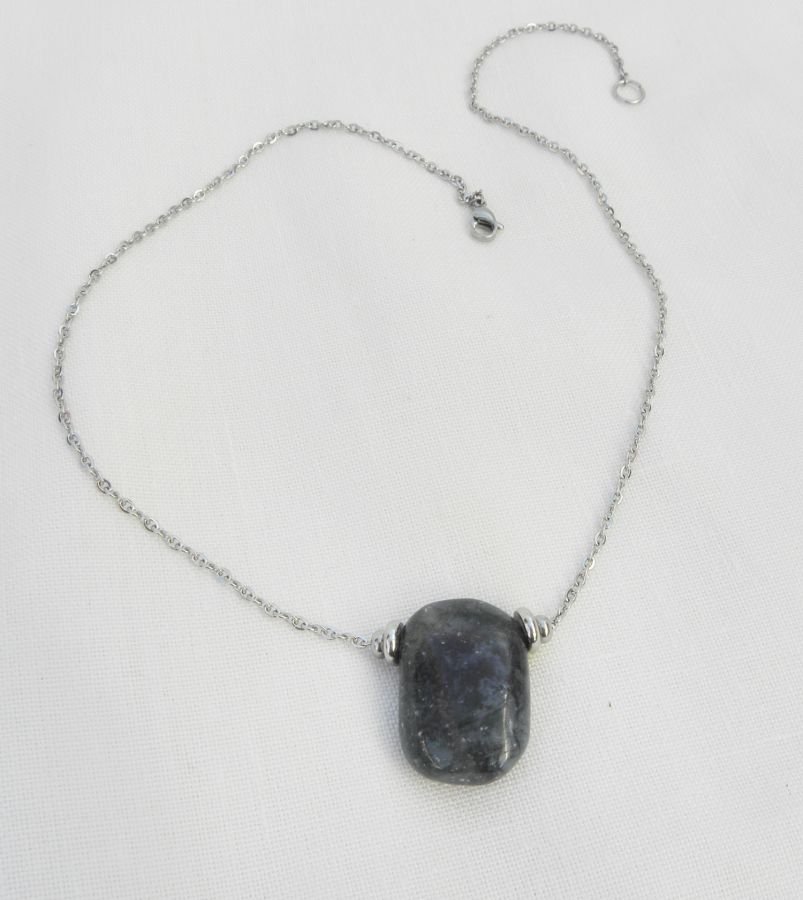Colar solitário com pedra sodalite rectangular azul e contas de aço inoxidável