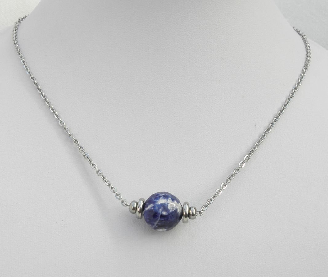 Colar Solitaire com pedra sodalita redonda azul e contas de aço inoxidável