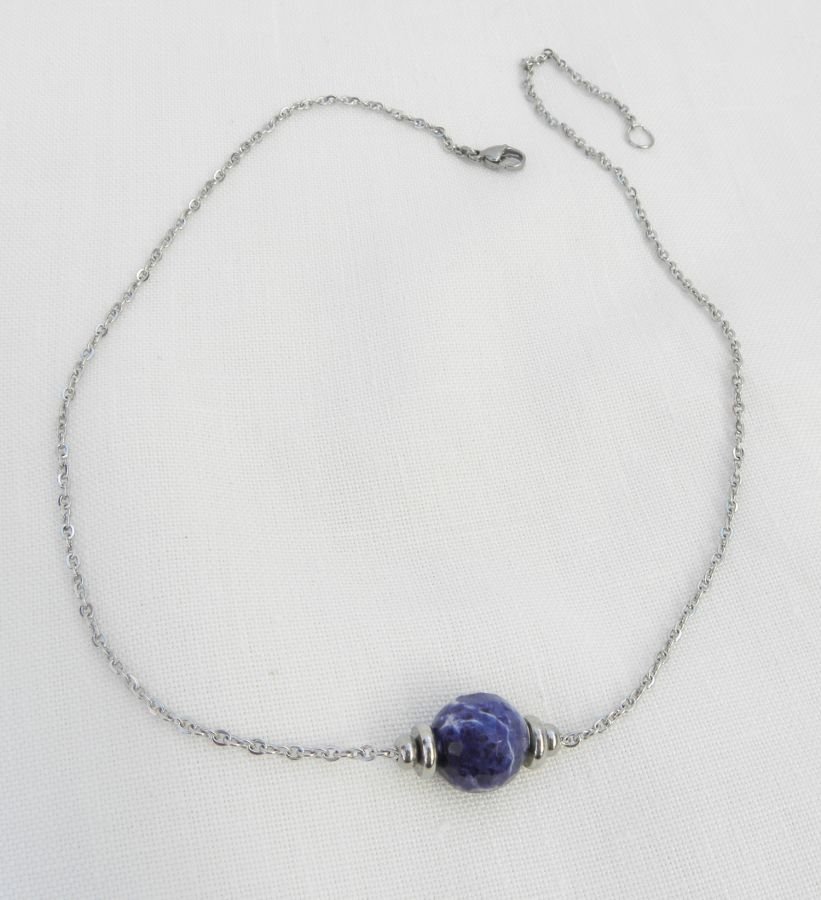 Colar Solitaire com pedra sodalita redonda azul e contas de aço inoxidável