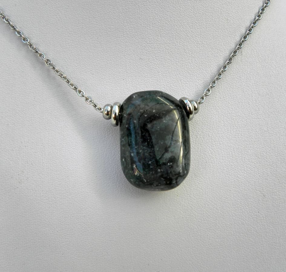 Colar solitário com pedra sodalite rectangular azul e contas de aço inoxidável