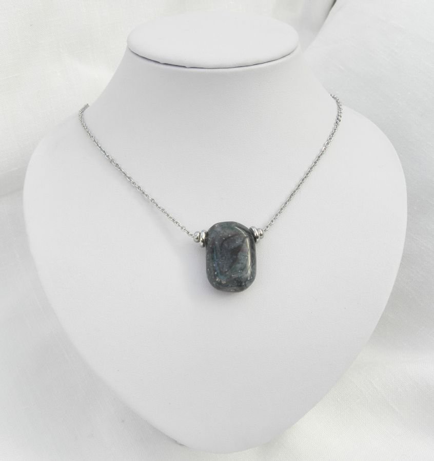 Colar solitário com pedra sodalite rectangular azul e contas de aço inoxidável