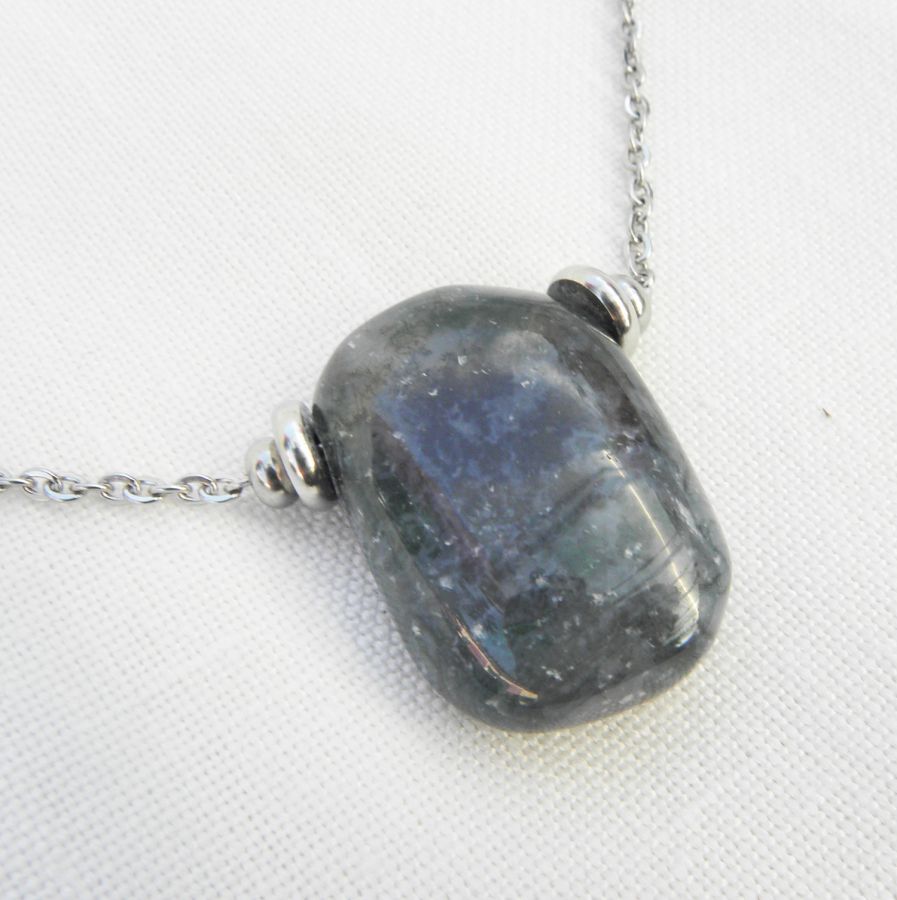 Colar solitário com pedra sodalite rectangular azul e contas de aço inoxidável