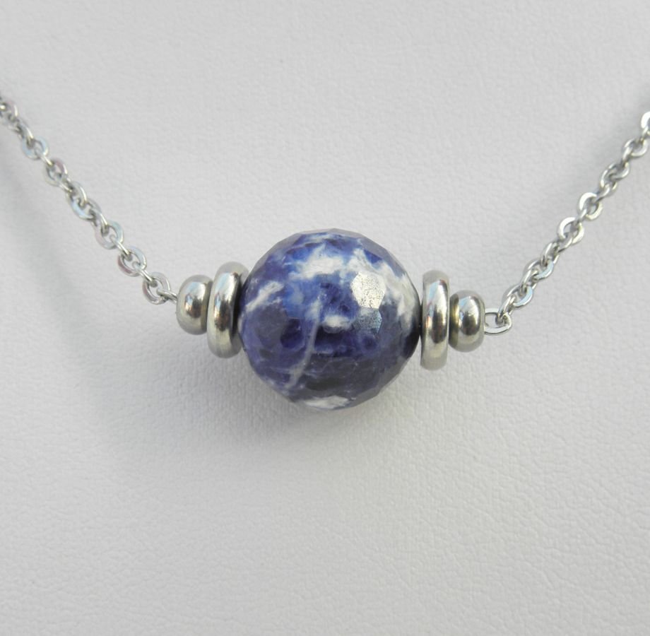 Colar Solitaire com pedra sodalita redonda azul e contas de aço inoxidável