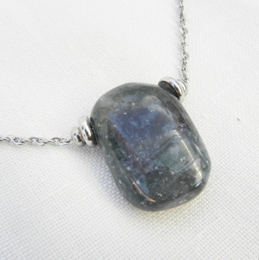 Colar solitário com pedra sodalite rectangular azul e contas de aço inoxidável