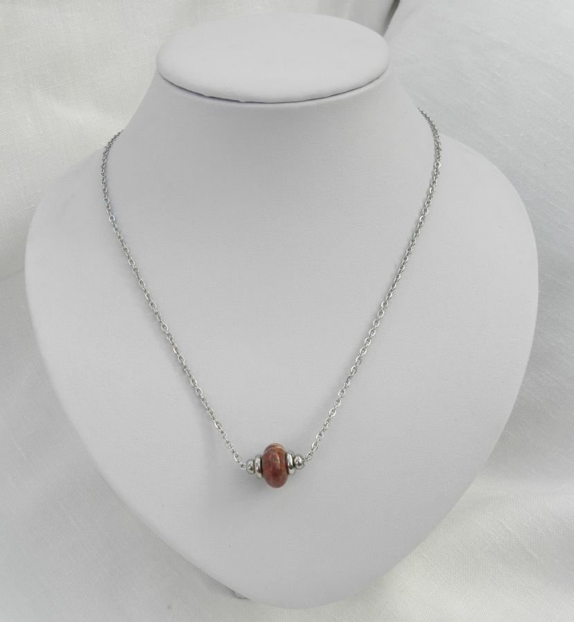 Colar Solitaire com pedra jaspe redonda castanha e contas de aço inoxidável