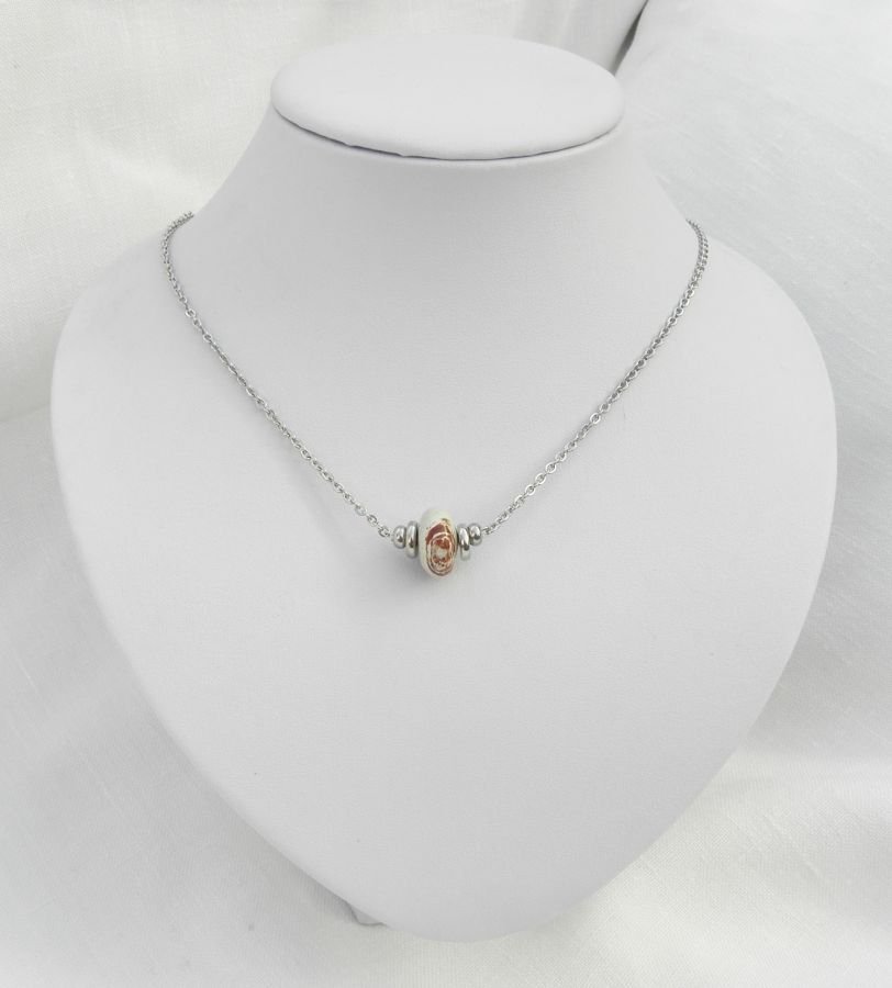 Colar Solitaire com pedra jaspe redonda bege e contas de aço inoxidável