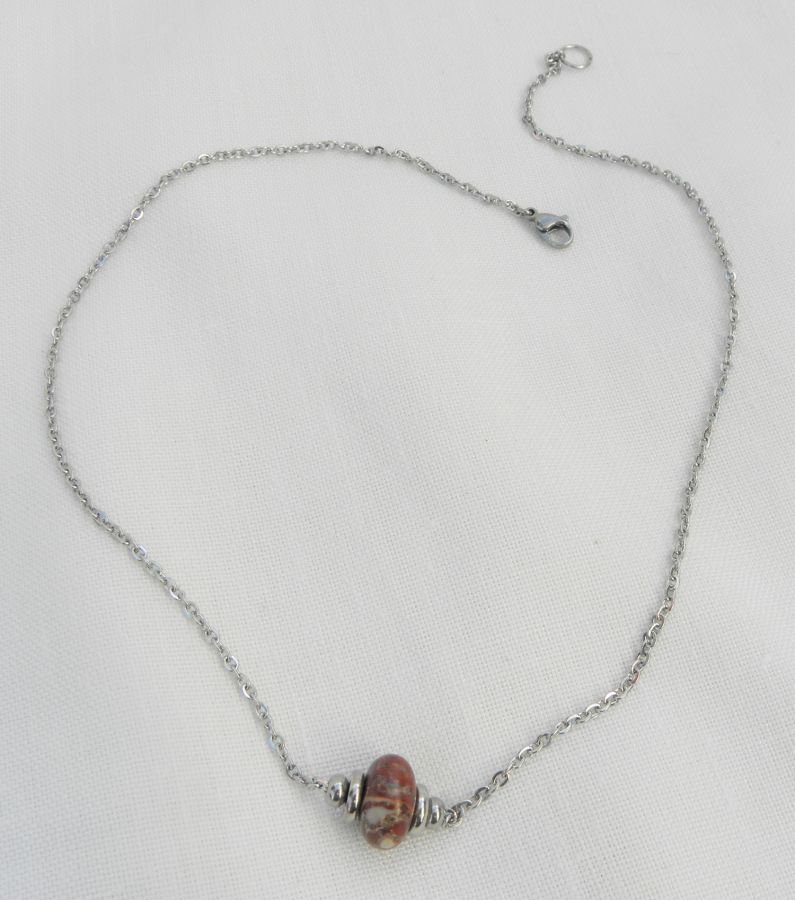 Colar Solitaire com pedra jaspe redonda castanha e contas de aço inoxidável