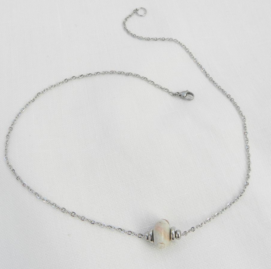 Colar Solitaire com pedra jaspe redonda bege e contas de aço inoxidável