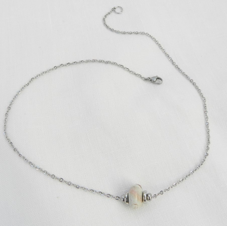 Colar Solitaire com pedra jaspe redonda bege e contas de aço inoxidável