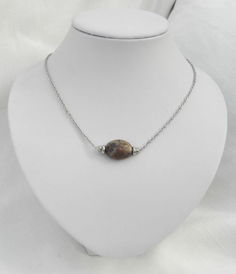Colar solitário com pedra jaspe oval e contas de aço inoxidável
