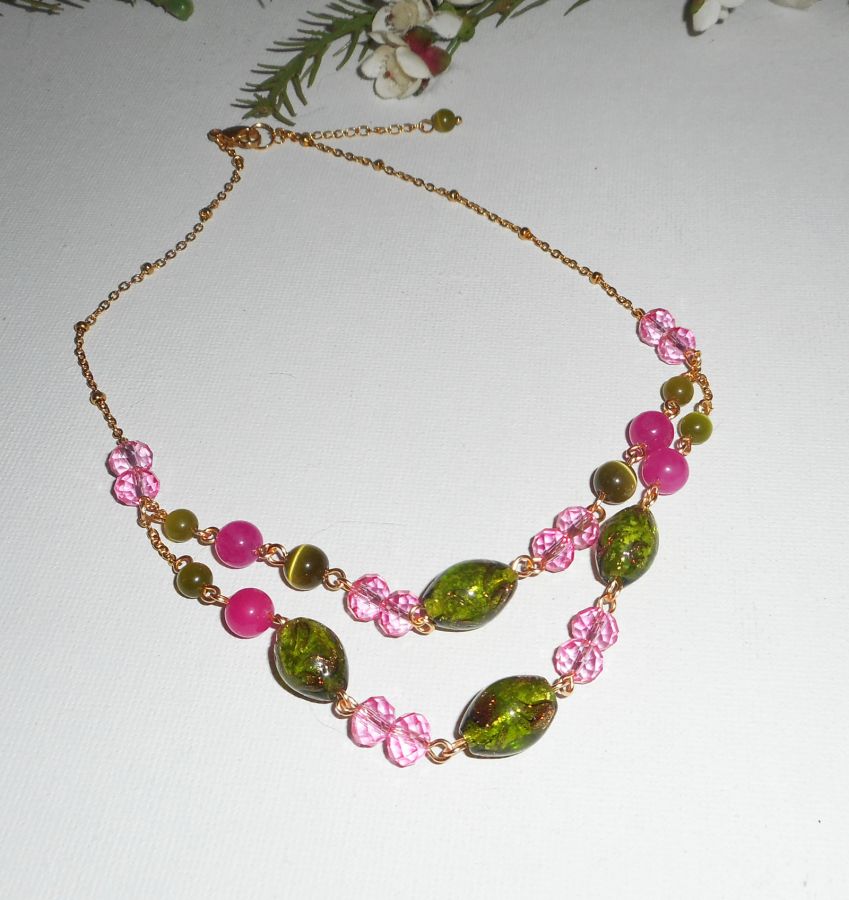 Colar de vidro Murano e colar de cristal rosa e verde sobre corrente de aço