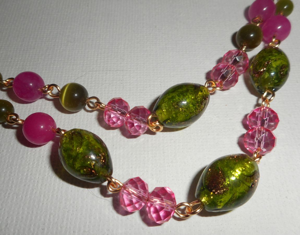 Colar de vidro Murano e colar de cristal rosa e verde sobre corrente de aço