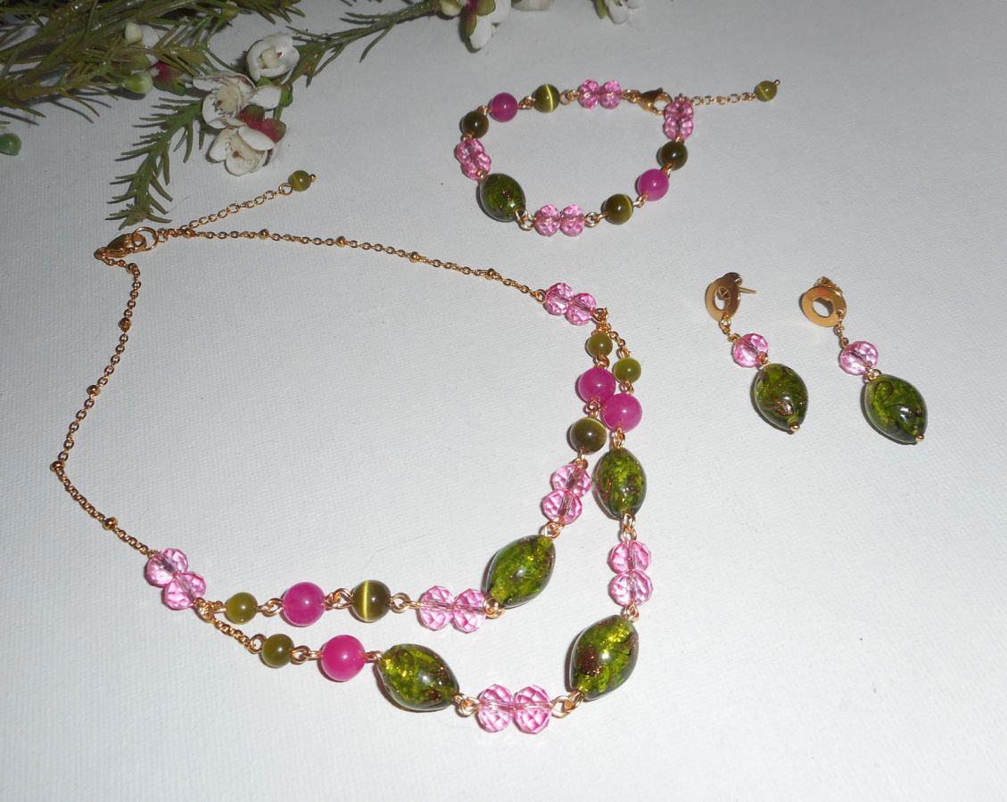 Colar de vidro Murano e colar de cristal rosa e verde sobre corrente de aço