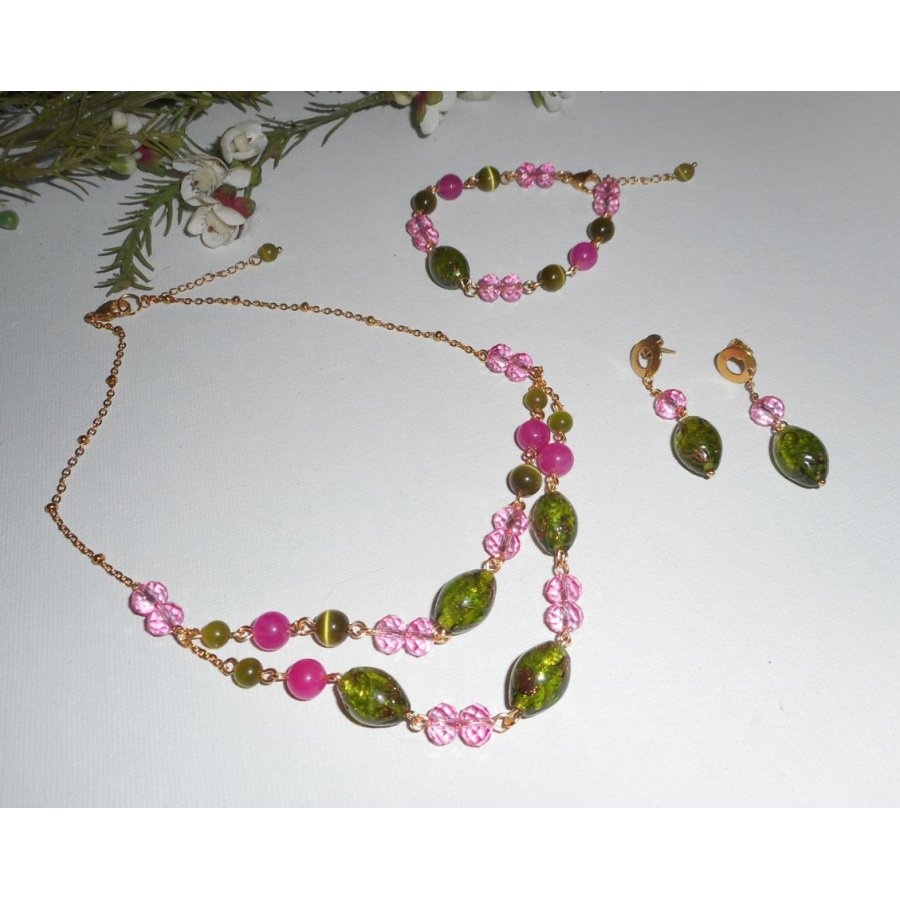 Colar de vidro Murano e colar de cristal rosa e verde sobre corrente de aço