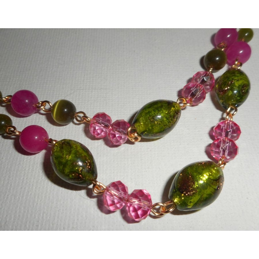 Colar de vidro Murano e colar de cristal rosa e verde sobre corrente de aço