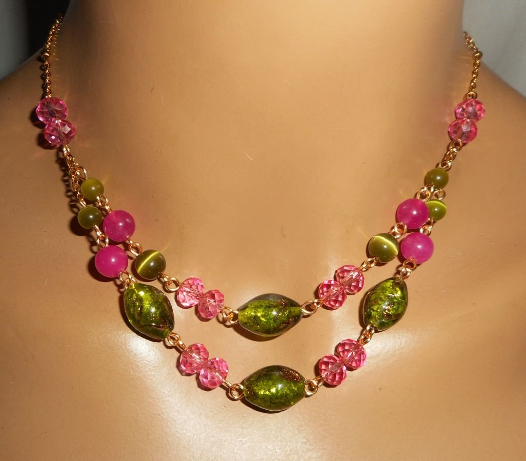 Colar de vidro Murano e colar de cristal rosa e verde sobre corrente de aço