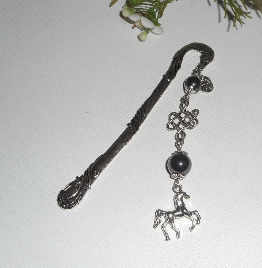 Marcador de livros com cavalo de prata e pedras hematites