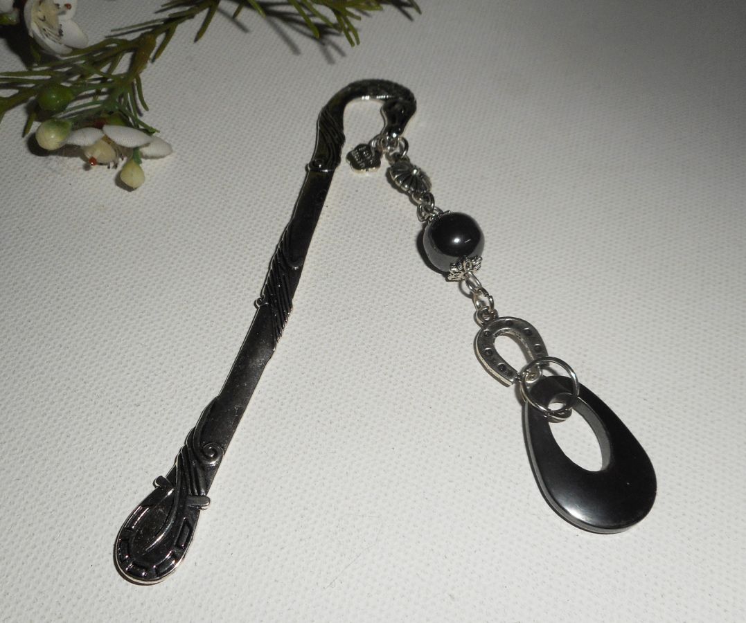 Bookmark com pequenas ferraduras de prata e pedras hematites